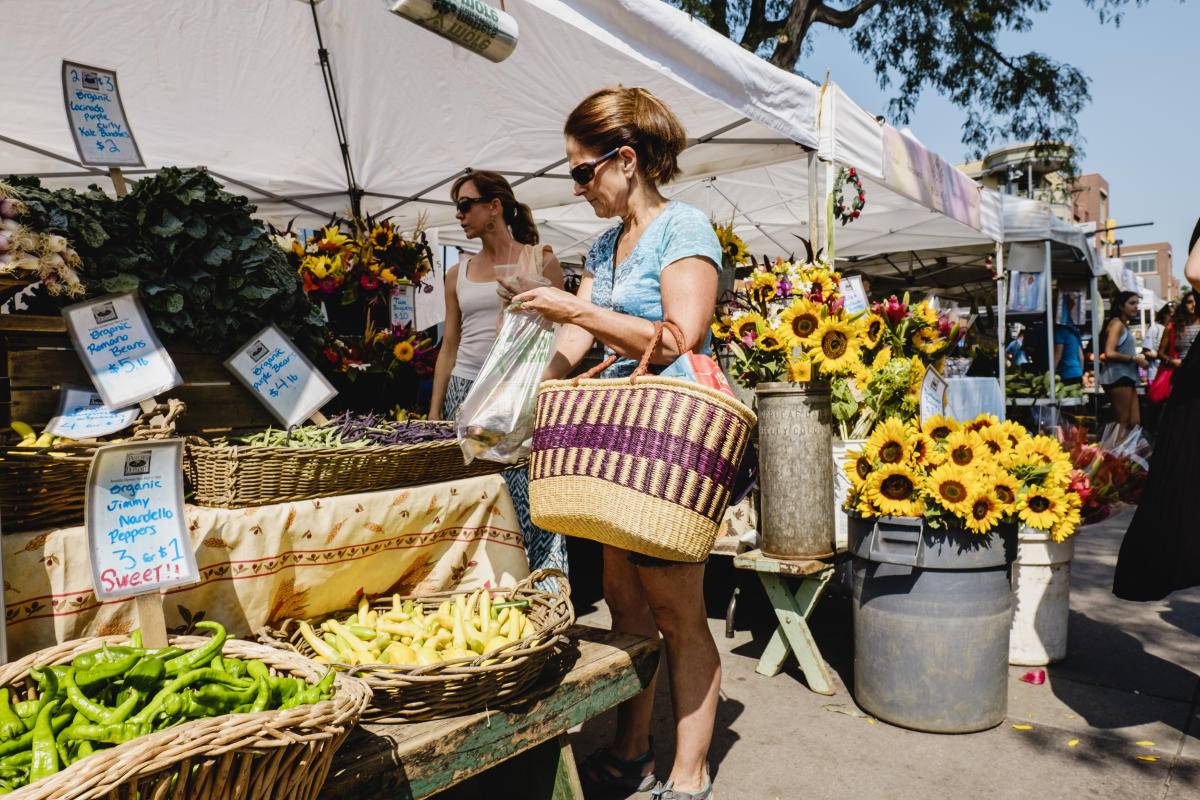 BoulderComfort's tweet photo. The Boulder Farmers Market. This outdoor market has been a hub for local food and community for nearly 30 years. Unlike many markets, everything here is strictly local — grown or raised in Colorado.
https://t.co/sev8llyMYk https://t.co/LKF3Kqckso
