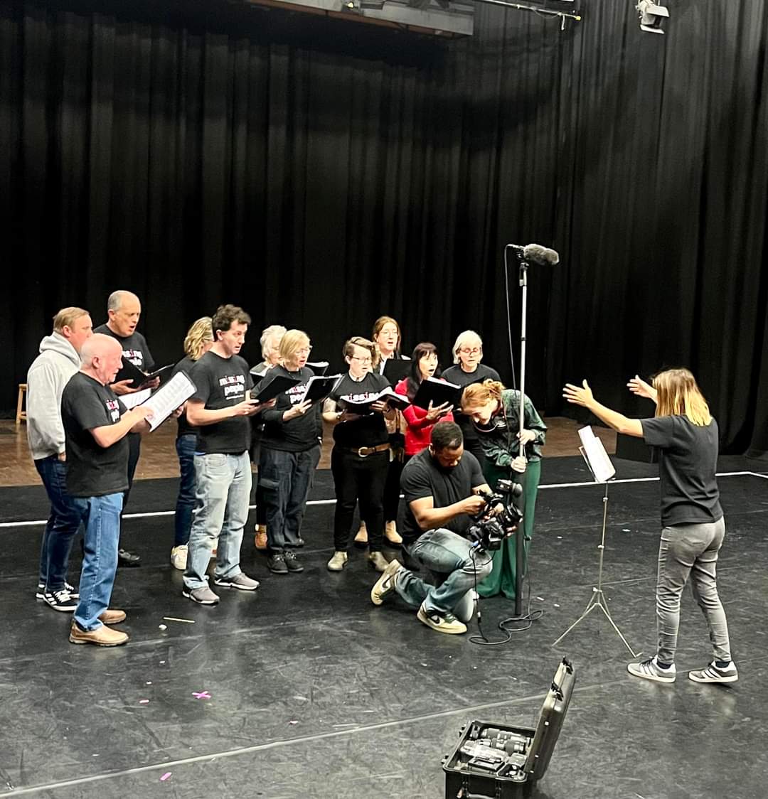 AndyHarrisonMBE's tweet photo. The #MissingPeopleChoir rehearsed a new song (#OrdinaryWorld by @duranduran) on Saturday 😁
We were joined by @ITNProductions & will feature on tonight's #Vanished with @mrdanwalker on @channel5_tv at 9pm.
#Choir #MissingPeople #DuranDuran #Missing #FindFinn #LowlandRescue https://t.co/GgkNKzxRLY