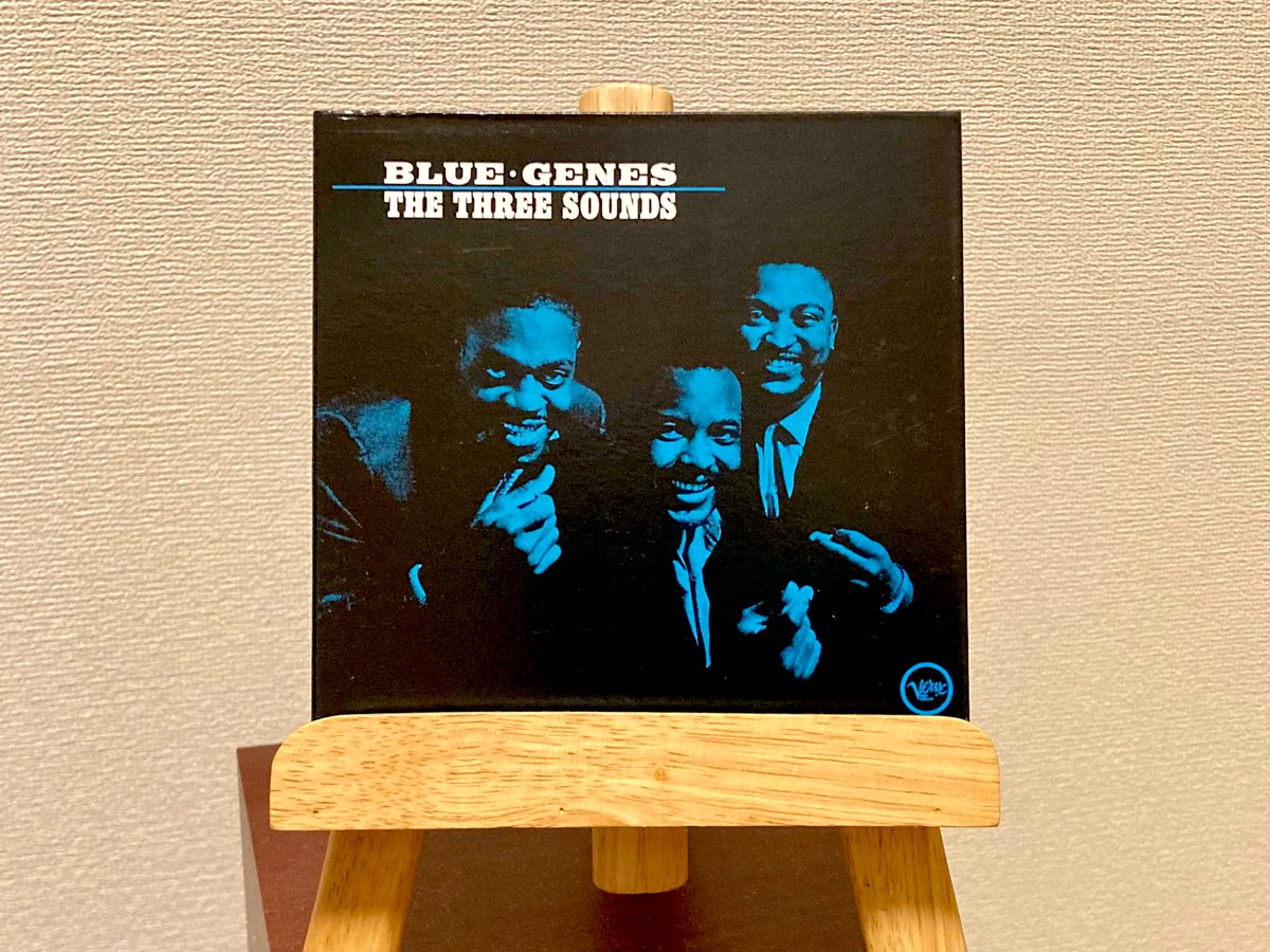 jazz_groovy141's tweet photo. #NowPlaying️
#TheThreeSounds
帰宅🏠 お疲れ様です。
ザ・スリー・サウンズ"Blue Genes"を。
BNの諸作がお馴染みの人気トリオがVerveに残した唯一のアルバム。当時のヒット曲"夕日に赤い帆"をスィンギーに料理🎶
Red Sails In The Sunset https://t.co/7D3fJiYl0p @YouTubeより https://t.co/OjhKM3wuo6