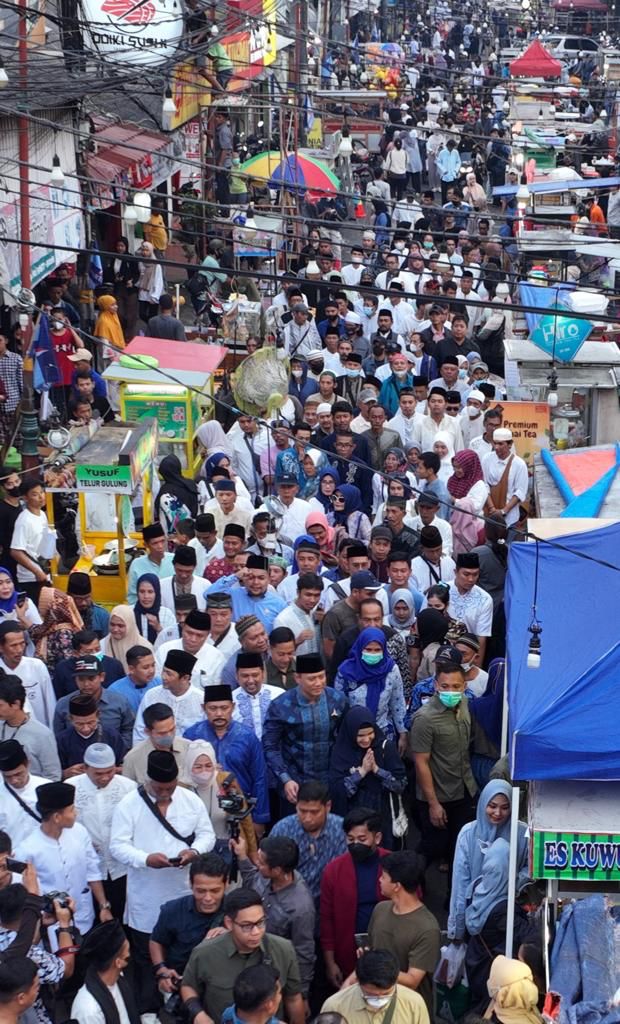 AgusYudhoyono's tweet photo. Safari Ramadhan selalu jadi momentum utk bisa lbh dekat dg masyarakat. Menyapa &amp; mendengar langsung harapan &amp; aspirasi mereka. Jadi energi bagi saya &amp; @PDemokrat utk trs memperjuangkan perubahan &amp; perbaikan utk Indonesia. Insya Allah, bertemu di safari Ramadhan tahun depan. https://t.co/TNau6PqSNo