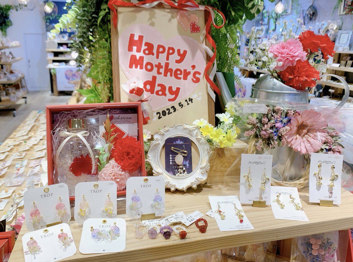 HMG_WP's tweet photo. 💐#ハンドメイドガーデンズ 💐
#サンシャイン池袋 #アルパ 1F

本日より「母の日フェア」スタート致しました✨
本物のカーネーションを使用したハーバリウムも入荷し���おります💖
大切な方への贈り物に、ハンドメイド作品はいかがですか💝
#handmade
#souvenir
#accessories
#ikebukuro
#sunshine https://t.co/FvuaDjXrTy