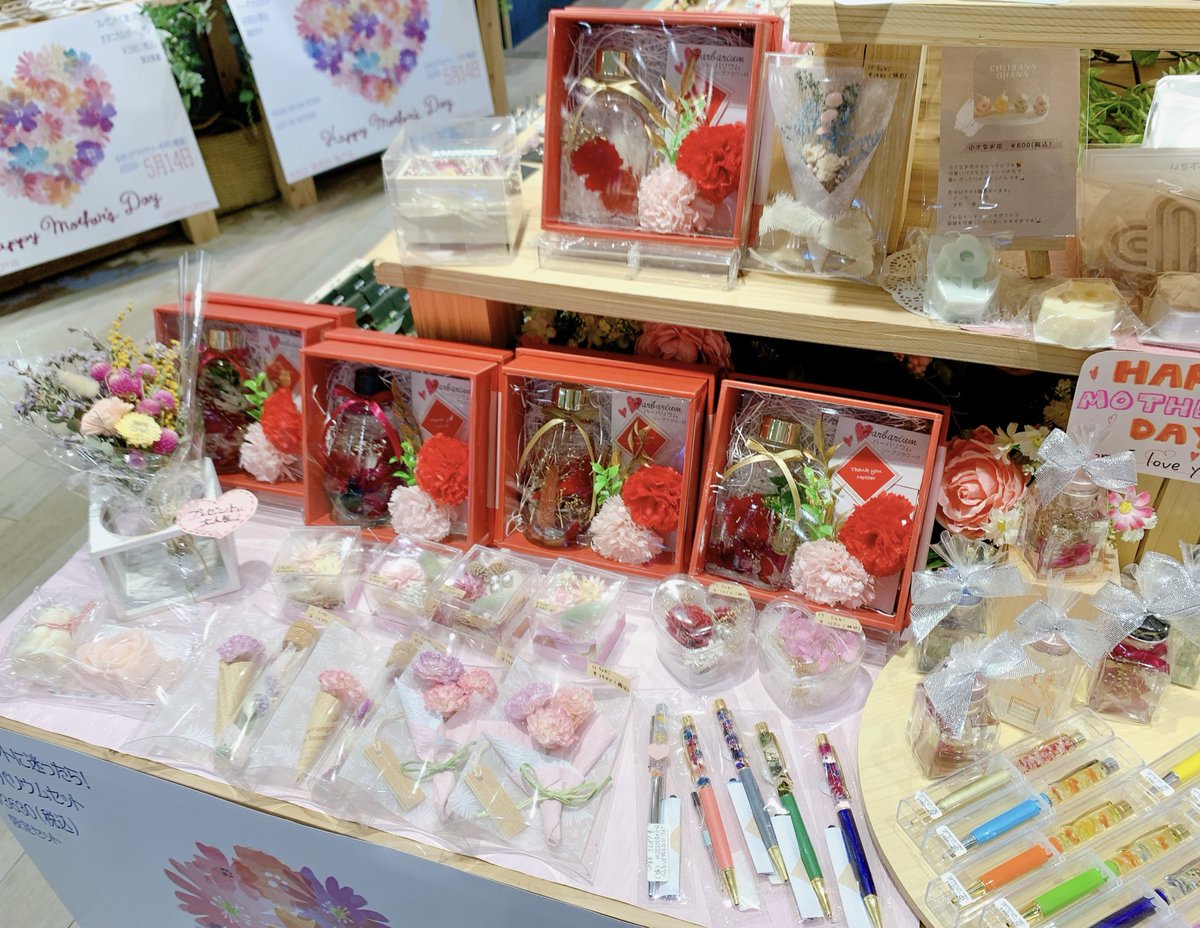 HMG_WP's tweet photo. 💐#ハンドメイドガーデンズ 💐
#サンシャイン池袋 #アルパ 1F

本日より「母の日フェア」スタート致しました✨
本物のカーネーションを使用したハーバリウムも入荷し���おります💖
大切な方への贈り物に、ハンドメイド作品はいかがですか💝
#handmade
#souvenir
#accessories
#ikebukuro
#sunshine https://t.co/FvuaDjXrTy