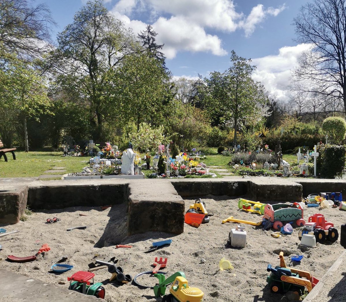 Unsere Kollegin Alessa war in Freiburg auf dem Friedhof. Neben den Kindergräbern gibt es einen Spielplatz für die Geschwister. 🛝🌻