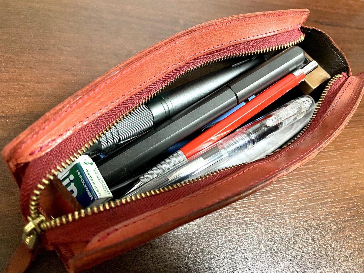 izupapa0211's tweet photo. 【きょうの文具】
ちょっとお出かけの時に、とりあえず使いそうな筆記具をまとめられて、しっかりガードしてくれる、 #knoxbrain のpierce ペンケース。カフェのテーブルではペントレー的な使い方もできるので重宝してます。
#きょうの文具
#ペンケース https://t.co/NqL0kQ1I8W
