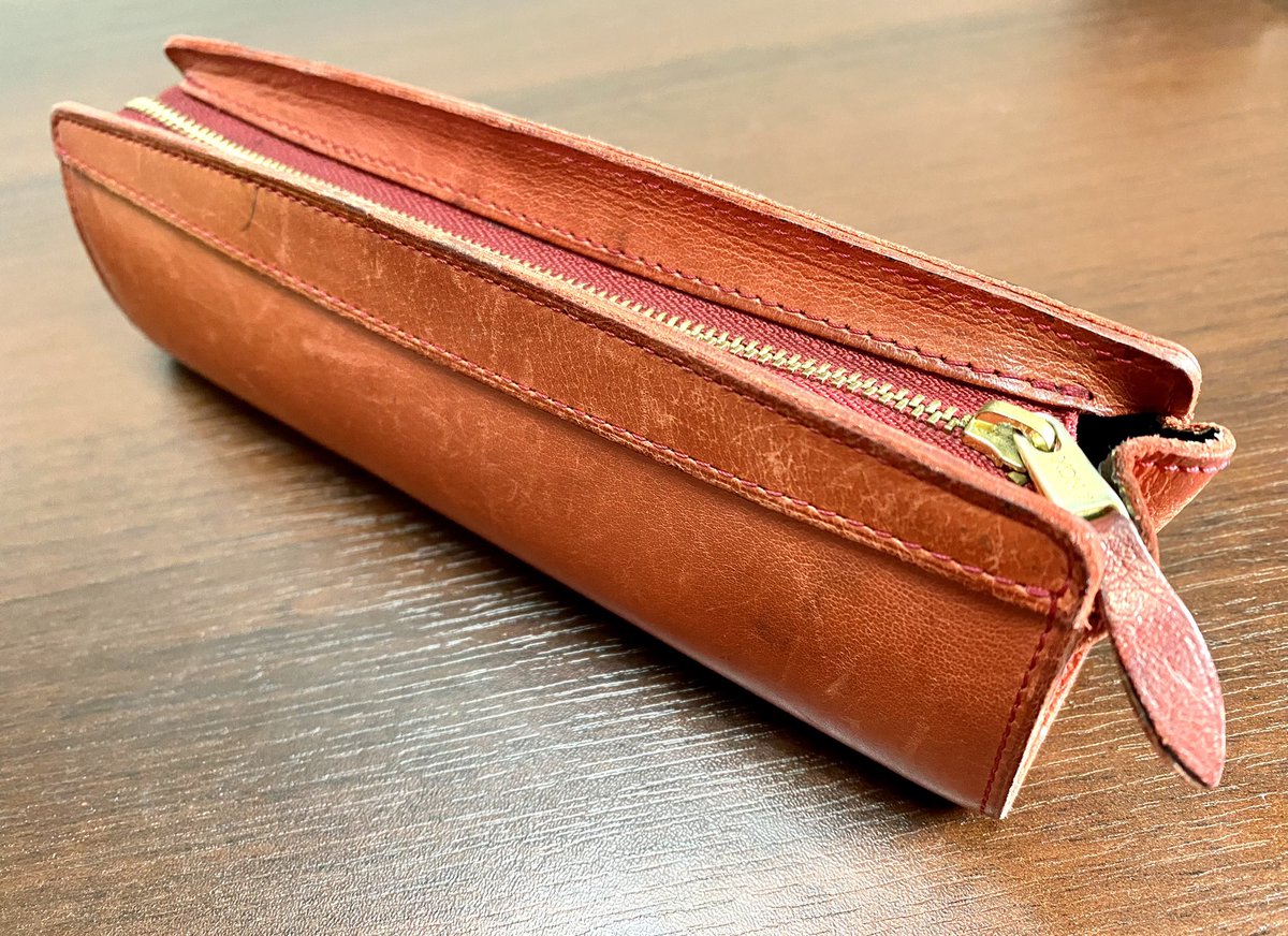 izupapa0211's tweet photo. 【きょうの文具】
ちょっとお出かけの時に、とりあえず使いそうな筆記具をまとめられて、しっかりガードしてくれる、 #knoxbrain のpierce ペンケース。カフェのテーブルではペントレー的な使い方もできるので重宝してます。
#きょうの文具
#ペンケース https://t.co/NqL0kQ1I8W