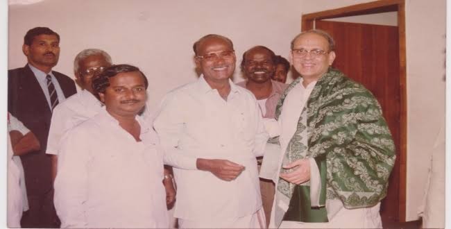 drramadoss's tweet photo. ��ென்னையில் சமூகநீதிக் காவலர் வி.பி.சிங் அவர்களுக்கு முழு உருவச் சிலை அமைக்கும் தமிழக அரசின் அறிவிப்புக்கு  வரவேற்பு

1.  மத்திய அரசின் வேலைவாய்ப்புகளில், மண்டல் ஆணையத்தின் பரிந்துரைப்படி பிற பிற்படுத்தப்பட்ட வகுப்பினருக்கு  27% இட ஒதுக்கீடு வழங்கிய சமூகநீதிக்காவலர் வி.பி.சிங்  அவர்களுக்கு சென்னையில் முழு உருவச் சிலை அமைக்கப்படும் என்று  சட்டப்பேரவையில் முதலமைச்சர் மு.க.ஸ்டாலி��் அறிவித்திருக்கிறார். இது வரவேற்கத்தக்கது!

2. சமூக நீதியை பாதுகாக்க அவர் செய்த தியாகங்களும், அவர் காட்டிய உறுதிப்பாடும் ஈடு இணையற்றவை. சாமானிய மக்களுக்கு சமூகநீதி கிடைப்பதை உறுதி செய்வதற்காக எதையும் இழப்பேன் என்று முழங்கியவர். பா.ம.கவின் சமுகநீதிக் கொள்கைகளுக்கு துணை நின்றவர்.  எனது நண்பர். அவரது வாழ்க்கை வரலாறும் தமிழ்நாடு பாடத் திட்டத்தில் சேர்க்கப்பட வேண்டும்!