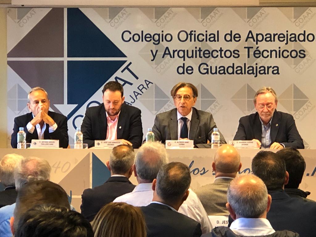 Esta teniendo lugar el acto de homenaje a los Aparejadores en COAATIE Guadalajara.