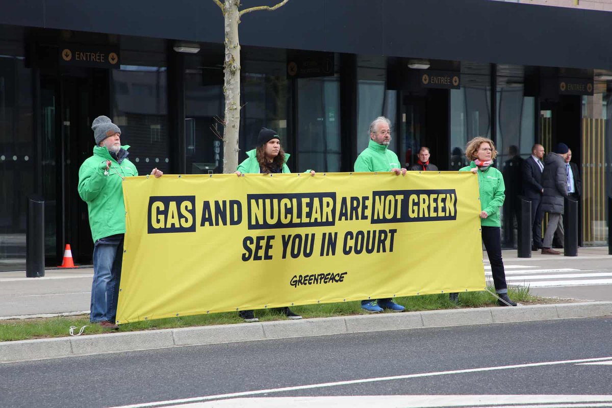 OptionMagazin's tweet photo. Greenpeace in Österreich hat heute gemeinsam mit sieben weiteren Greenpeace-Länderbüros Klage gegen die EU-Kommission eingereicht. Die Umweltschutzorganisation klagt beim Europäischen Gerichtshof in Luxemburg dagegen, dass klimaschädliche Gaskraftwerke und riskante Ato... https://t.co/mP7HqTfdY7