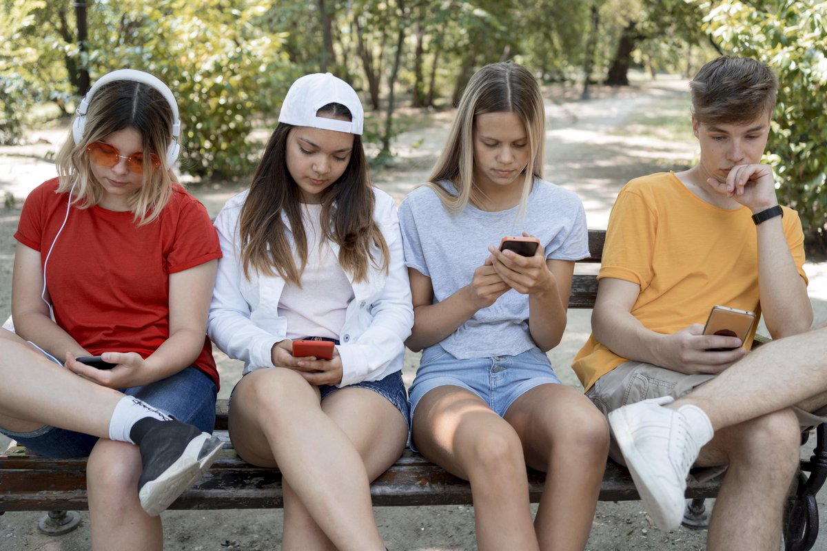 VASApS's tweet photo. Pare i mare...t’imagines fer un curs preparat pels/per les adolescents sobre l’ús de les xarxes socials? T’atreveixes? #disuocproject https://t.co/2Q2jVyWc7L