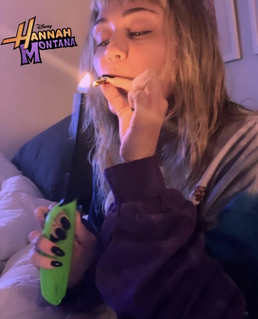 OCHannahMontana's tweet photo. happy 4/20 https://t.co/ucKLea8EEO