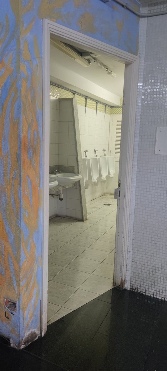 Estar en un sitio tan espectacular como Arucas e ir al baño de la estación, he sentido miedo...ha sido como un viaje al desastre y abandono absoluto , sin puertas, lleno de pinturas y obstáculos. Una reforma no vendría mal.