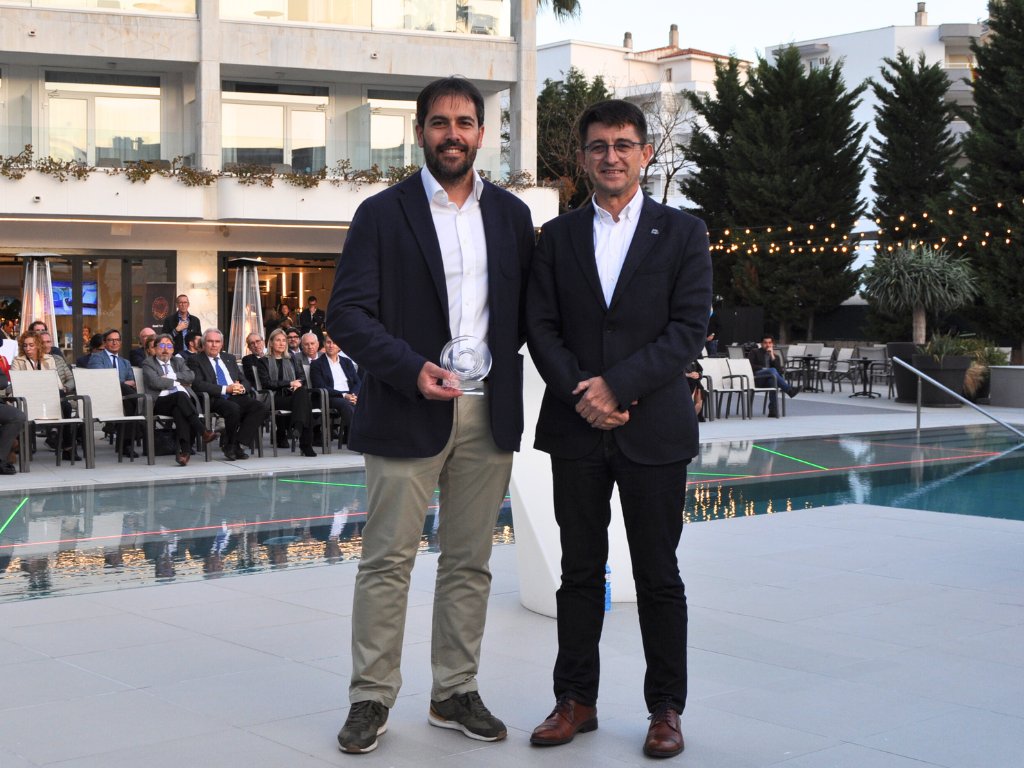 universitatURV's tweet photo. 👏L'enhorabona al professor Albert Fabregat que ha rebut el premi Talent Acadèmic de la Fundació Gresol per la invenció de dues tecnologies mèdiques relacionades en el camp de la neurofisiologia clínica.

#URV #comunitatURV

👉https://t.co/a3MCP6OwB2 https://t.co/APLIwHTKQx