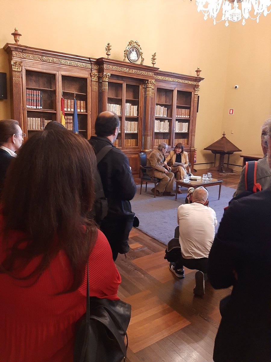 " Cuando recibí la noticia del premio pensé si podía ser El Quijote en uno de sus extravíos".
Cadenas en la rueda de prensa.
#premiocervantes2022