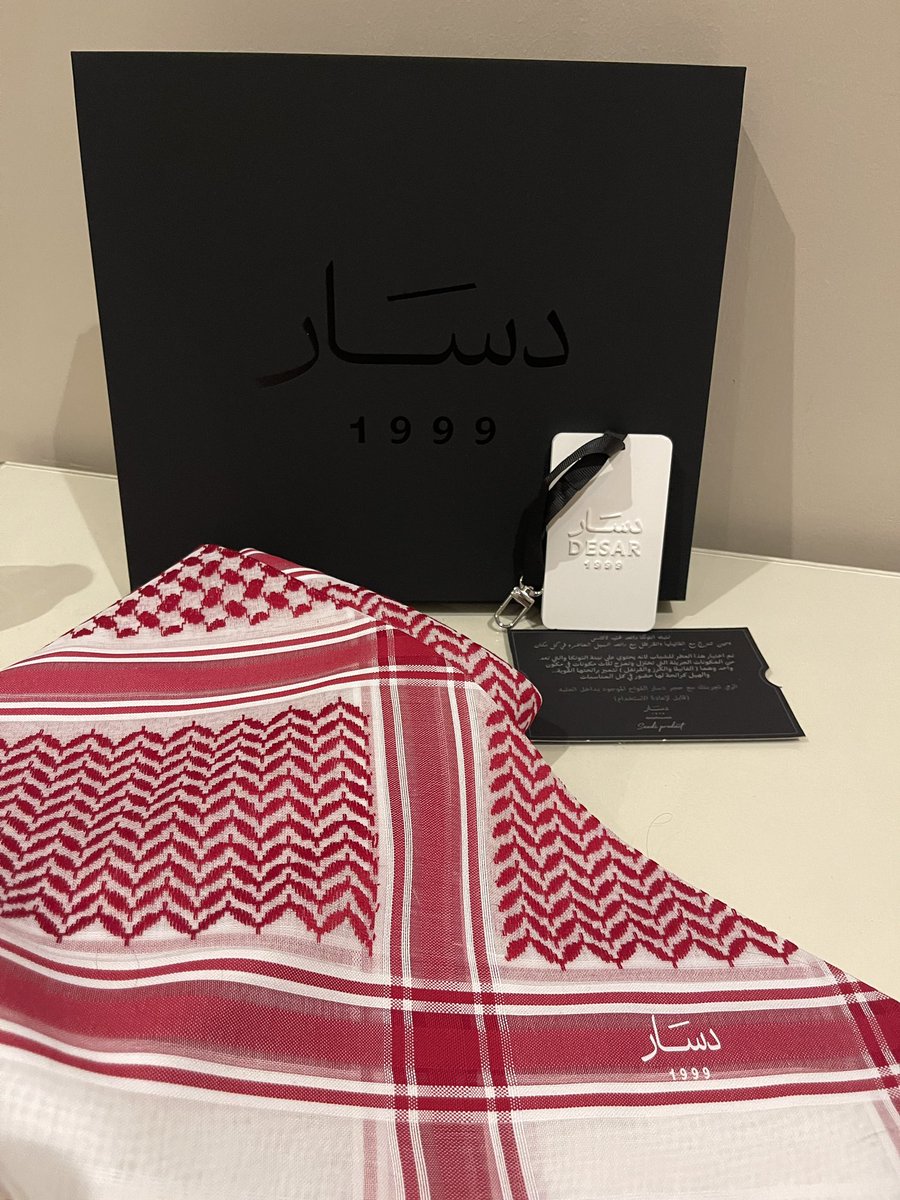 tariq_54's tweet photo. احب التفاصيل الصغيرة الجميلة التي لا تكلف الكثير لكنها تعني الكثير للعملاء وتشعرهم بالتقدير 🌿👏. 

شماغ جميل وحجر فوّاح هدية بداخل صندوق شماغ دسار @desar_shemagh

اهنيكم الصناعة الوطنية تتقدم 👏❤️. https://t.co/tp1Jps82d6