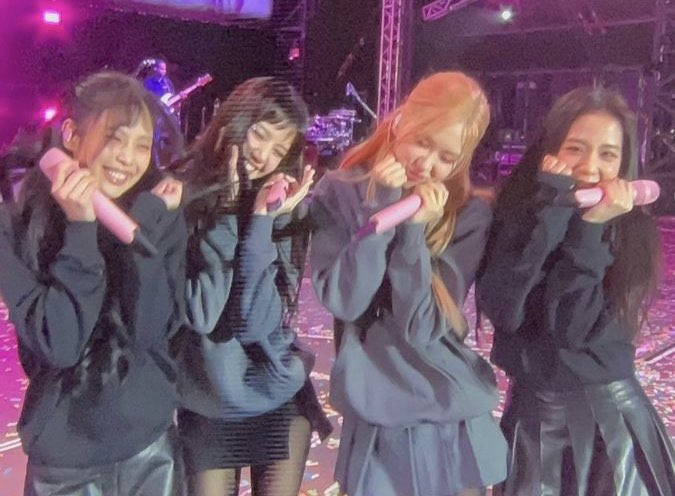 moon__k08's tweet photo. もう見れないわけじゃないけどまた会えるかも分からないし人生に1度でもLIVE会場で4人を見れて本当に良かったな〜〜😢
また姫たちに会えますように🙏🏻🤍🤍
#BLACKPINK https://t.co/h8KWY1aOu1