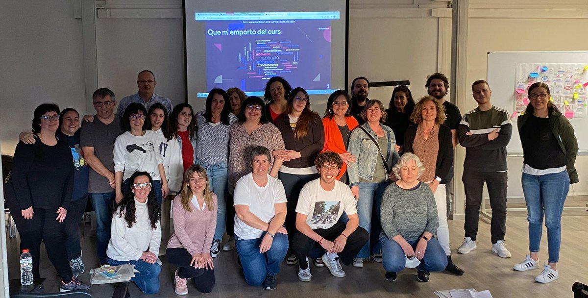 Els administratius sanitaris de l'#apicsbcn es formen en salut comunitària per impulsar la seva participació en els projectes i iniciatives que desenvolupen els equips

Factors determinants de la salut, mapeig d'actius, prescripció social, eines de participació ciutadana...