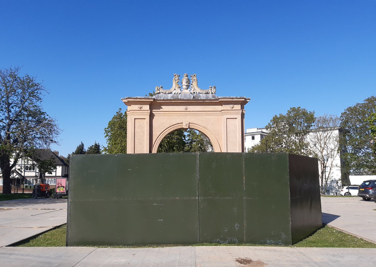 andrewsmithwest's tweet photo. Free the Gateway Arch! Their only of-fence was getting in the way of a temporary car park ... #fencedoff #beyondthepale #charltonpark https://t.co/HkZGQoGsyW