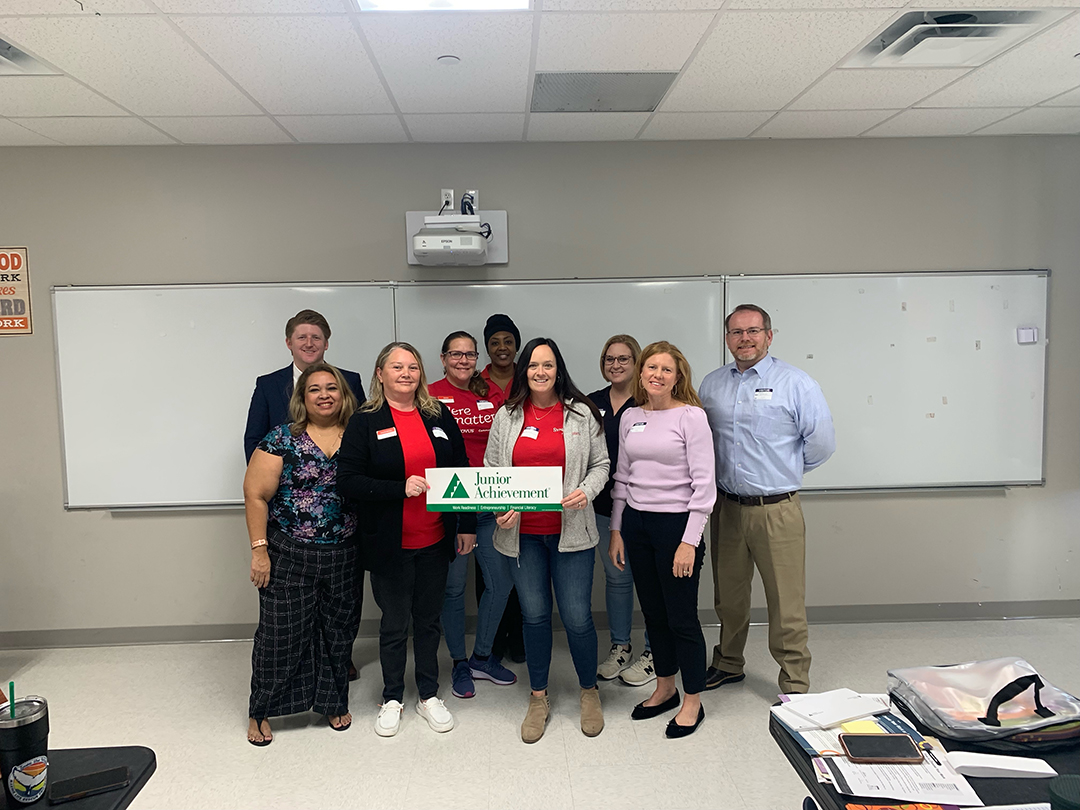 JANorthFlorida's tweet image. #VolunteerAppreciation • Thank you @synovus for bringing Junior Achievement programs to KIPP Voice Elementary earlier this spring! Synovus Bank’s volunteers delivered lessons on essential life skills, including #FinancialLiteracy, #WorkReadiness, and #Entrepreneurship.