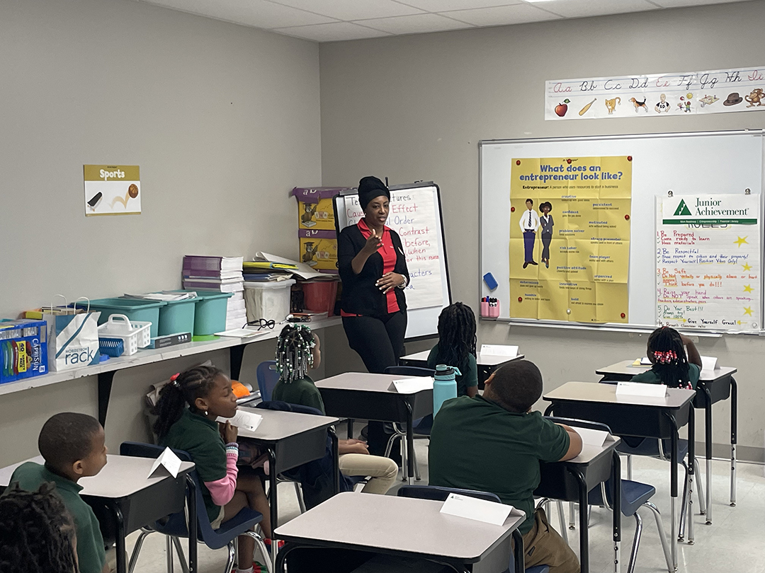 JANorthFlorida's tweet image. #VolunteerAppreciation • Thank you @synovus for bringing Junior Achievement programs to KIPP Voice Elementary earlier this spring! Synovus Bank’s volunteers delivered lessons on essential life skills, including #FinancialLiteracy, #WorkReadiness, and #Entrepreneurship.