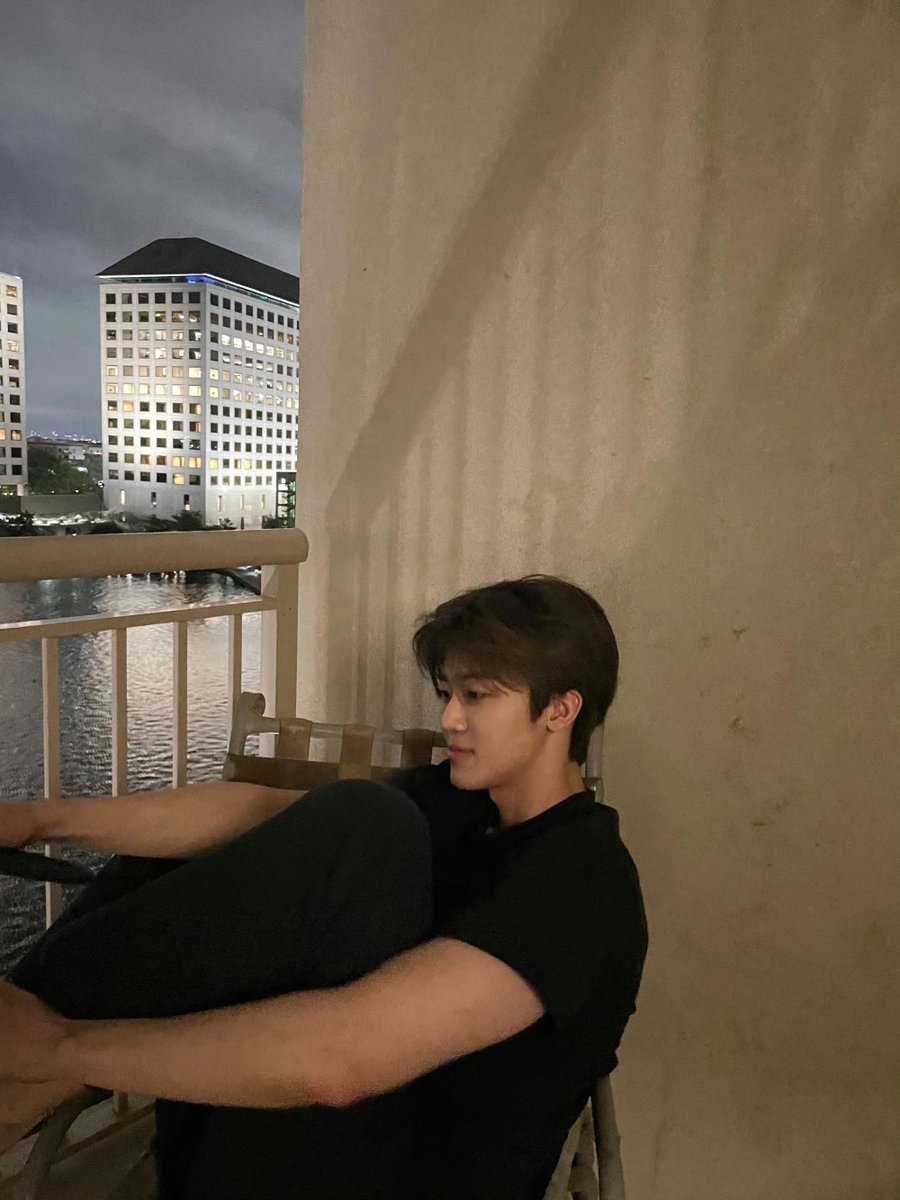 시선 tweet media