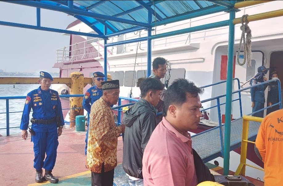 PolairJateng's tweet photo. KP IX 2008 

● Bergabung dengan Patugas Tim  Angkutan laut Lebaran 1444 H  melaksankan giat Pam Tur terhadap kapal penumpang penyeberangan KMP SIGINJAI dan KMC EXPRES BAHARI dipelabuhan penumpang  Jepara.
Adakan pemantuan terhadap arus mudik https://t.co/zeMJRLzQE1
