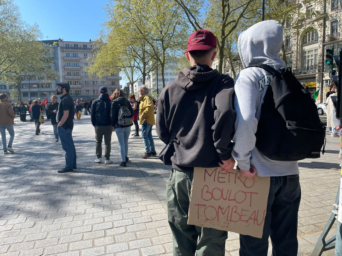 « On ne manifeste pas pour louper les cours », indiquent Léandre et Théo, 16 ans, lycéens présents a la manifestation de Rennes. « On manifeste pour nos parents et les autres. Ça nous concerne tous, c'est notre futur qui est en jeu ».