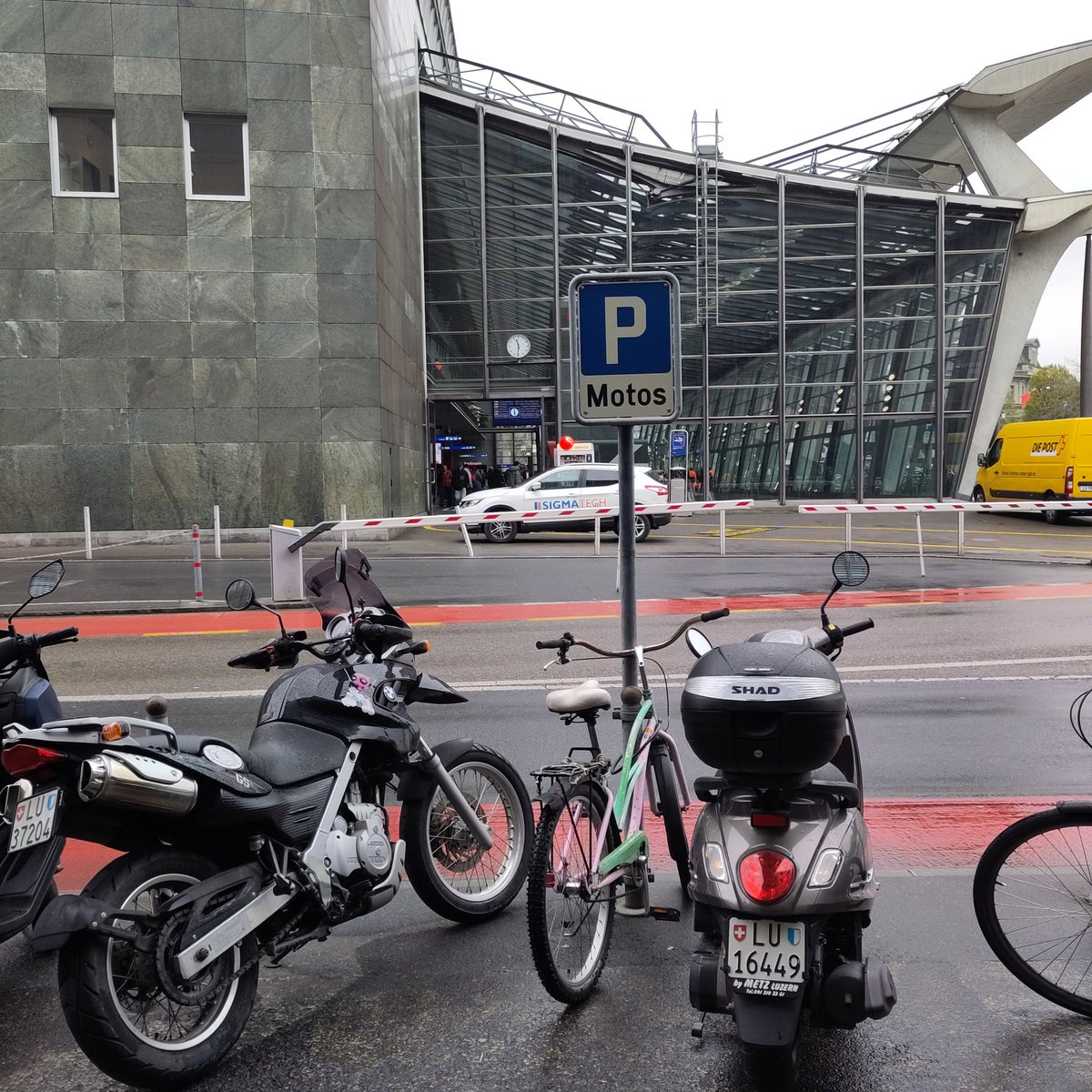 schreibgarten's tweet photo. @laStaempfli Heute bin ich mal ausnahmsweise ein Moto. Aus Gründen der Belegung und auch ein bisschen wegen @martinkathriner #Tibits #individual #traffic #luxern @tibitsCH #mindthebots https://t.co/eMwaPA1mBm