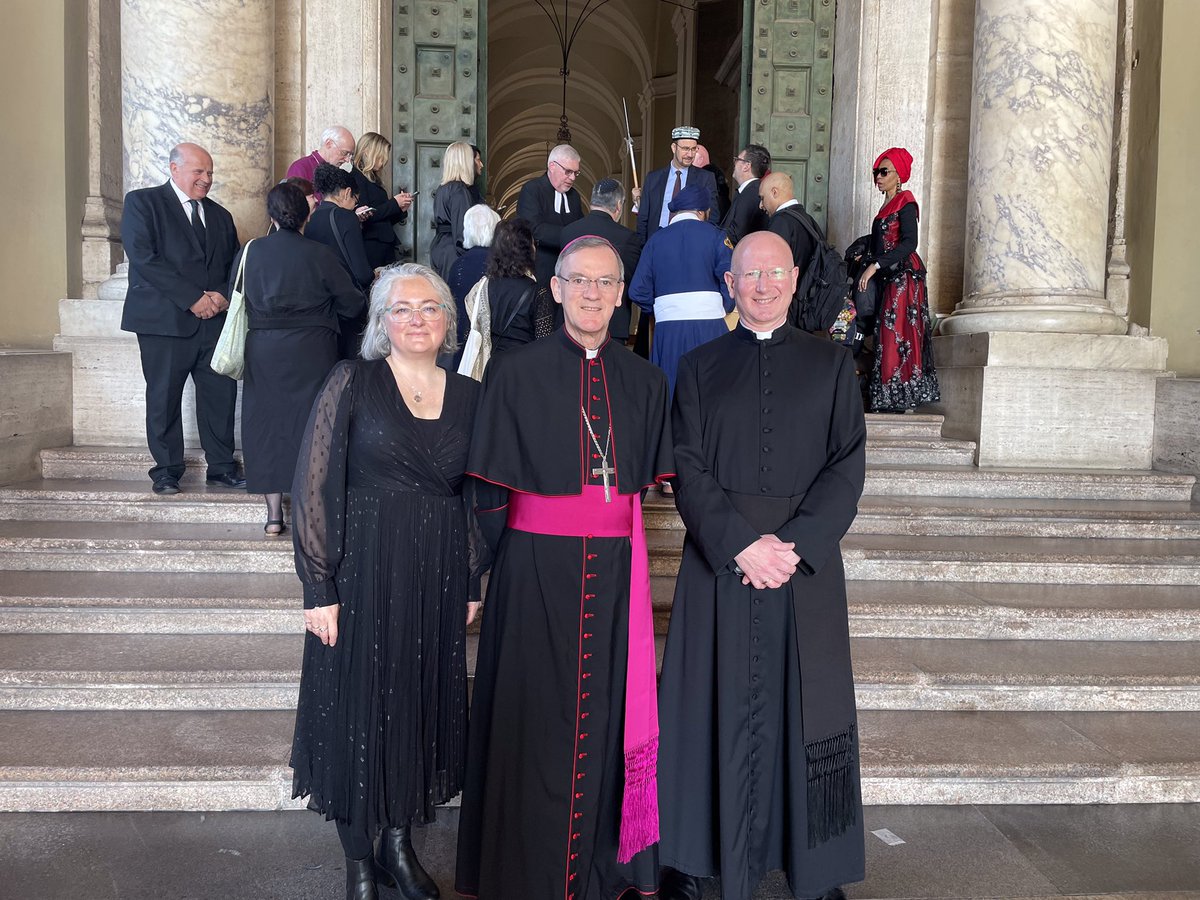 We were honoured for Bishop John to address the Holy Father this morning with faith and civic leaders from Greater Manchester. The Holy Father gave his blessing and words of encouragement for our joint environmental work. 

#laudatosi #CareForOurCommonHome