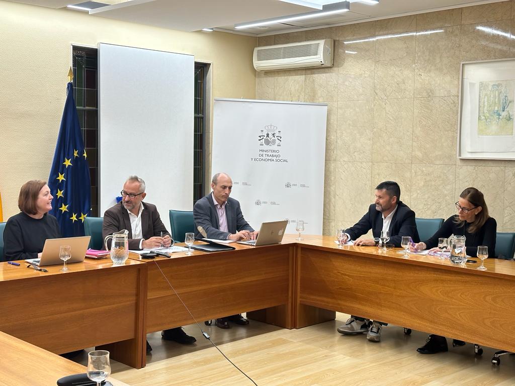 upta_es's tweet photo. Hoy estamos reunidos en @empleogob con @Mavi_Espin_Saez y su equipo en la del empleo autónomo para definir y exponer las propuestas en materia de salud laboral que afectan a nuestro colectivo a través de la #ENDITA
@EDUARDOABADSABA
@INSST_MITES_GOB https://t.co/Fz8MuiwpAi