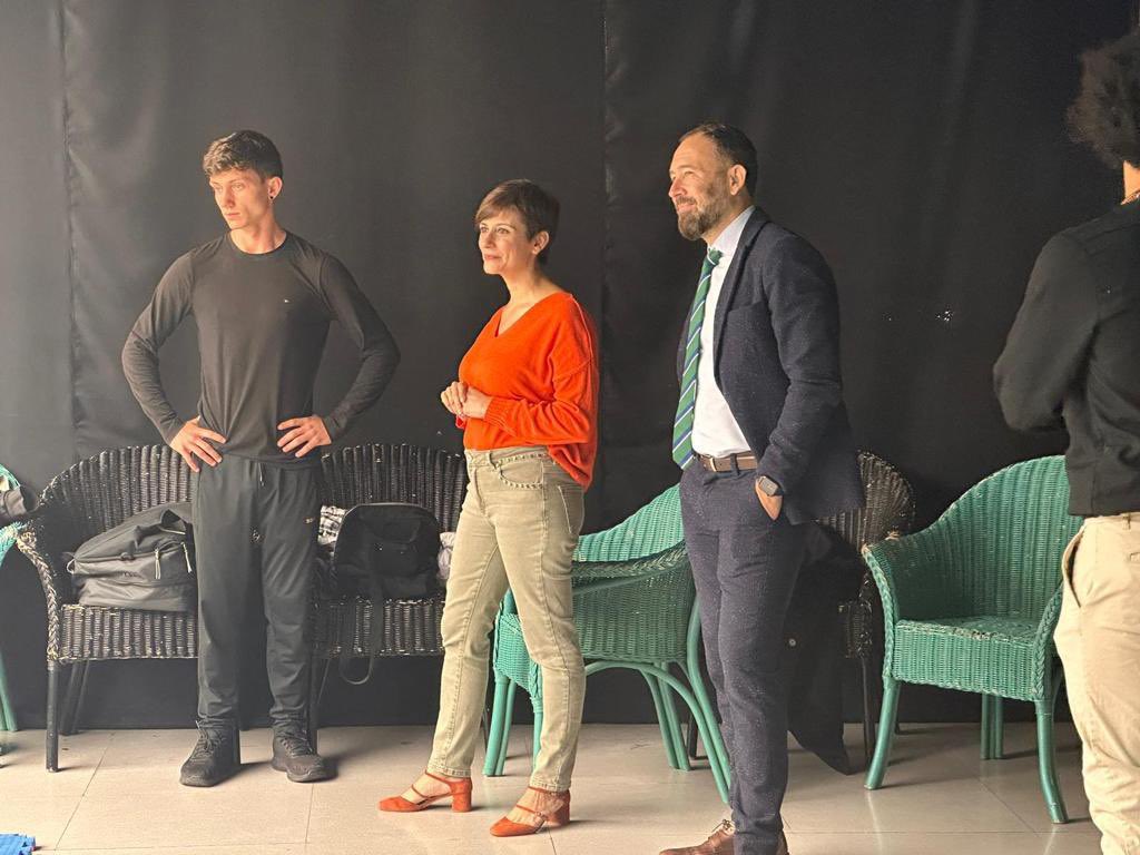 DenisItxaso's tweet photo. #KOOPSF34 es un proyecto liderado por el camerunés GeorgeBelinga en colaboración con @harrobiaikas del barrio San Francisco de Bilbao.
Un coworking para personas migrantes que desarrolla capacidades profesionales y talento digital.
Hoy la Ministra @isabelrguez lo ha conocido. https://t.co/QEzccyuFsA