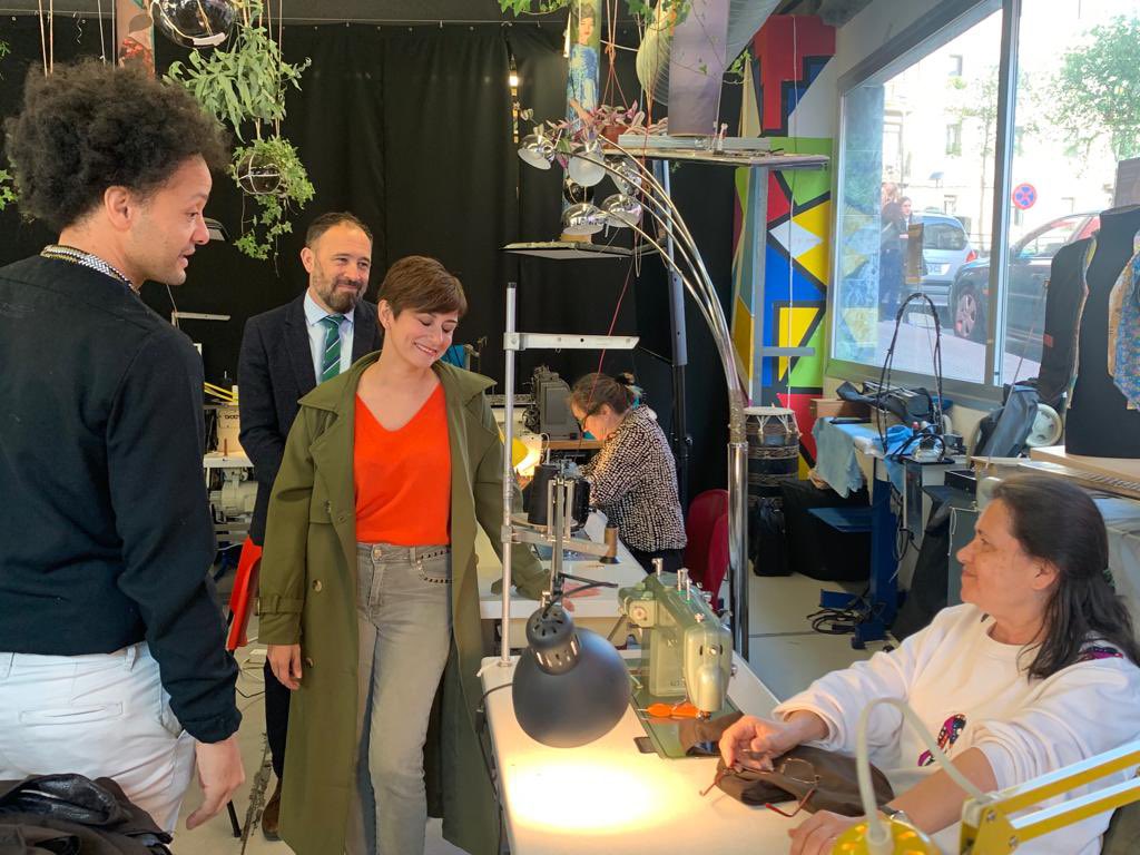 DenisItxaso's tweet photo. #KOOPSF34 es un proyecto liderado por el camerunés GeorgeBelinga en colaboración con @harrobiaikas del barrio San Francisco de Bilbao.
Un coworking para personas migrantes que desarrolla capacidades profesionales y talento digital.
Hoy la Ministra @isabelrguez lo ha conocido. https://t.co/QEzccyuFsA