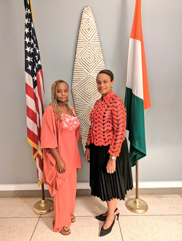 edithbrou's tweet photo. Ce mercredi 19 Avril, nous répondions cordialement à l'invitation à dîner de Mme Jessica Davis BA, nouvelle Ambassadrice des États-Unis 🇺🇸 en Côte d'Ivoire , qui est présente dans notre pays 🇨🇮 depuis seulement 2 mois.

"Les missions diplomatiques en Côte d’Ivoire observent le développement du pays, l’évolution des rapports sociaux, des rapports politiques, la réconciliation entre les Ivoiriens, les perspectives d’avenir, la liberté des citoyens, les libertés publiques, la justice. Elles reçoivent régulièrement des membres actifs de la société pour comprendre et se projeter. 
Exercice pratique avec la nouvelle ambassadrice des USA en Côte d’Ivoire.  « Mes priorités : Le peuple, la paix et la Prospérité. Nous sommes en train d’investir dans plusieurs domaines. Nous sommes en train d’inviter les entreprises à venir en Côte d’Ivoire. Nous avons besoin de les rassurer. ». 
Échanges francs et directs autour des questions liées à la démocratie, du rôle d’internet et des utilisateurs de l’outil numérique dans la promotion des libertés."

Extrait du texte du journaliste @FernandDdeh