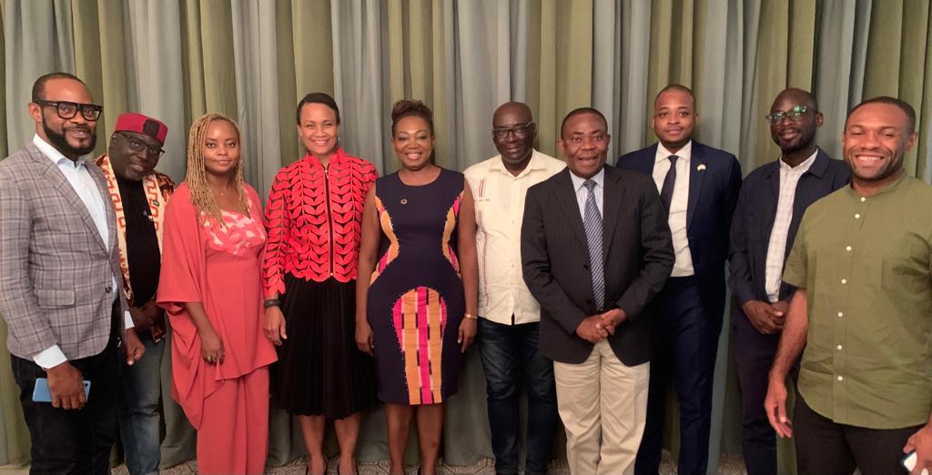edithbrou's tweet photo. Ce mercredi 19 Avril, nous répondions cordialement à l'invitation à dîner de Mme Jessica Davis BA, nouvelle Ambassadrice des États-Unis 🇺🇸 en Côte d'Ivoire , qui est présente dans notre pays 🇨🇮 depuis seulement 2 mois.

"Les missions diplomatiques en Côte d’Ivoire observent le développement du pays, l’évolution des rapports sociaux, des rapports politiques, la réconciliation entre les Ivoiriens, les perspectives d’avenir, la liberté des citoyens, les libertés publiques, la justice. Elles reçoivent régulièrement des membres actifs de la société pour comprendre et se projeter. 
Exercice pratique avec la nouvelle ambassadrice des USA en Côte d’Ivoire.  « Mes priorités : Le peuple, la paix et la Prospérité. Nous sommes en train d’investir dans plusieurs domaines. Nous sommes en train d’inviter les entreprises à venir en Côte d’Ivoire. Nous avons besoin de les rassurer. ». 
Échanges francs et directs autour des questions liées à la démocratie, du rôle d’internet et des utilisateurs de l’outil numérique dans la promotion des libertés."

Extrait du texte du journaliste @FernandDdeh