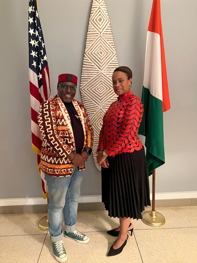 edithbrou's tweet photo. Ce mercredi 19 Avril, nous répondions cordialement à l'invitation à dîner de Mme Jessica Davis BA, nouvelle Ambassadrice des États-Unis 🇺🇸 en Côte d'Ivoire , qui est présente dans notre pays 🇨🇮 depuis seulement 2 mois.

"Les missions diplomatiques en Côte d’Ivoire observent le développement du pays, l’évolution des rapports sociaux, des rapports politiques, la réconciliation entre les Ivoiriens, les perspectives d’avenir, la liberté des citoyens, les libertés publiques, la justice. Elles reçoivent régulièrement des membres actifs de la société pour comprendre et se projeter. 
Exercice pratique avec la nouvelle ambassadrice des USA en Côte d’Ivoire.  « Mes priorités : Le peuple, la paix et la Prospérité. Nous sommes en train d’investir dans plusieurs domaines. Nous sommes en train d’inviter les entreprises à venir en Côte d’Ivoire. Nous avons besoin de les rassurer. ». 
Échanges francs et directs autour des questions liées à la démocratie, du rôle d’internet et des utilisateurs de l’outil numérique dans la promotion des libertés."

Extrait du texte du journaliste @FernandDdeh
