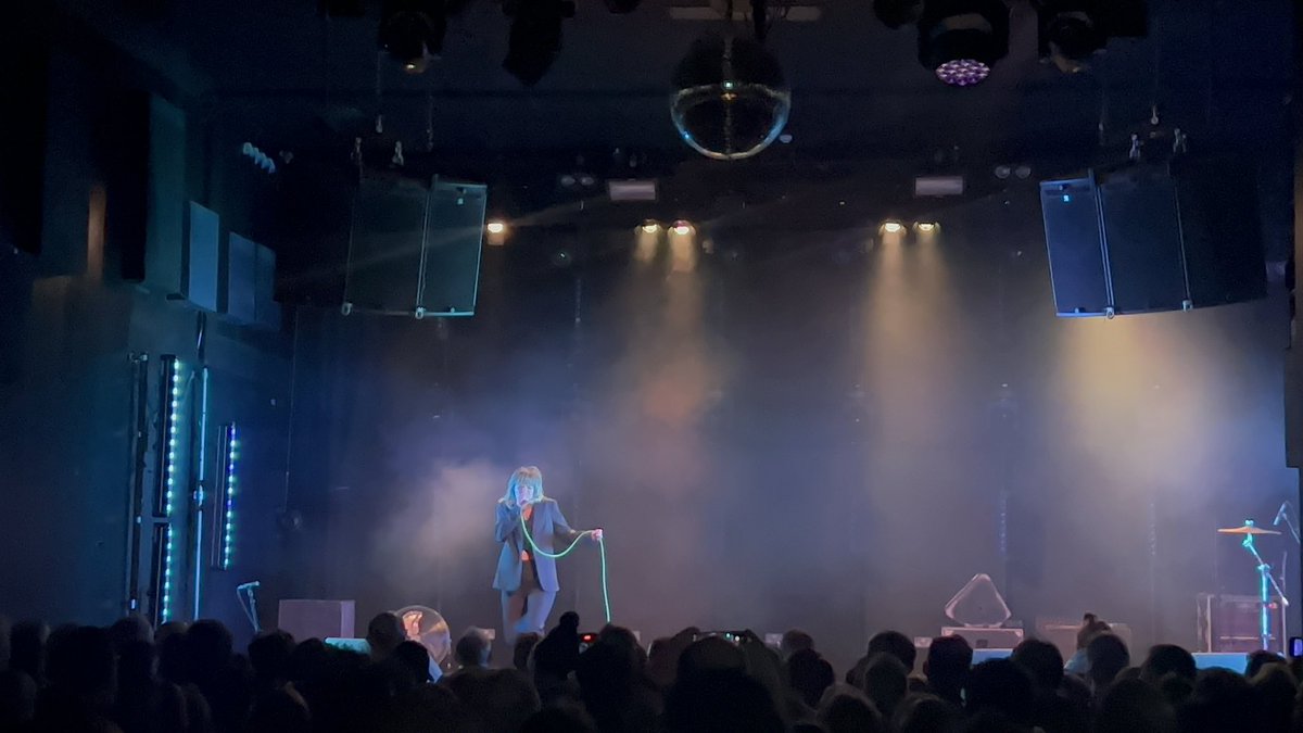 pauliewaulnutts's tweet photo. the fabulously fantastic @_billy_nomates smashing it out the park with some midweek #hatjumping @rescuerooms last night. what amazing energy. #hatjumping https://t.co/yzDz9kx57E