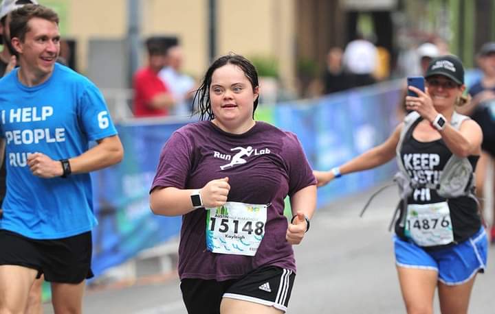 Asb71atleta's tweet photo. Kayleigh Williamson finaliza el Maratón de Boston 2023 en un tiempo de 9 horas, 00 minutos y 10 segundos con 32 años de edad, convirtiéndose en la primera mujer con Síndrome de Down en acabar dicha carrera. ¡Enhorabuena, campeona! https://t.co/fhafDgyxZJ
