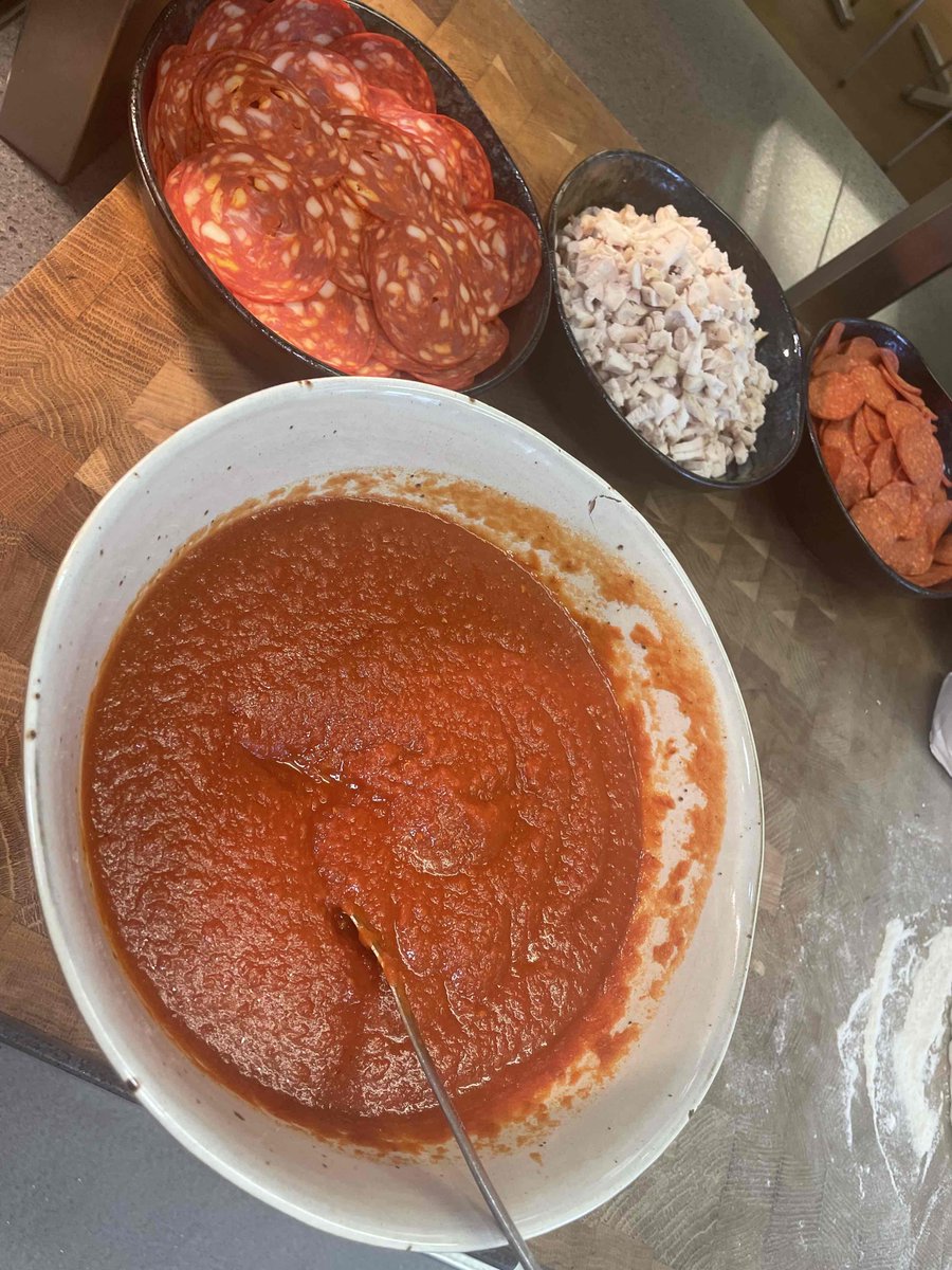 cateringbm's tweet photo. Who's up for a freshly made pizza, just the way you like it? #FoodatWork #TalentedChef #FundamentallyFood https://t.co/CLw9Sja3bV