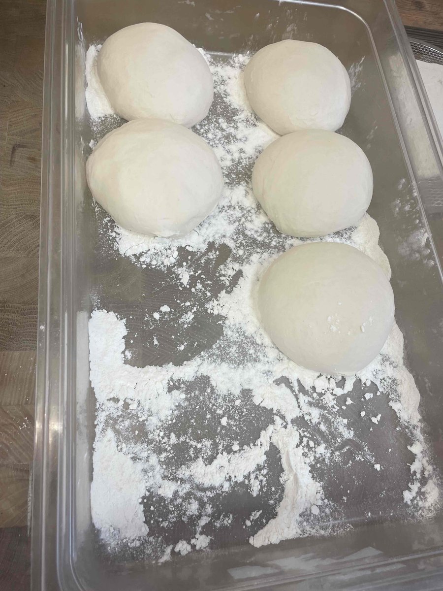 cateringbm's tweet photo. Who's up for a freshly made pizza, just the way you like it? #FoodatWork #TalentedChef #FundamentallyFood https://t.co/CLw9Sja3bV
