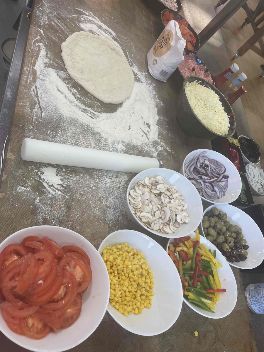 cateringbm's tweet photo. Who's up for a freshly made pizza, just the way you like it? #FoodatWork #TalentedChef #FundamentallyFood https://t.co/CLw9Sja3bV
