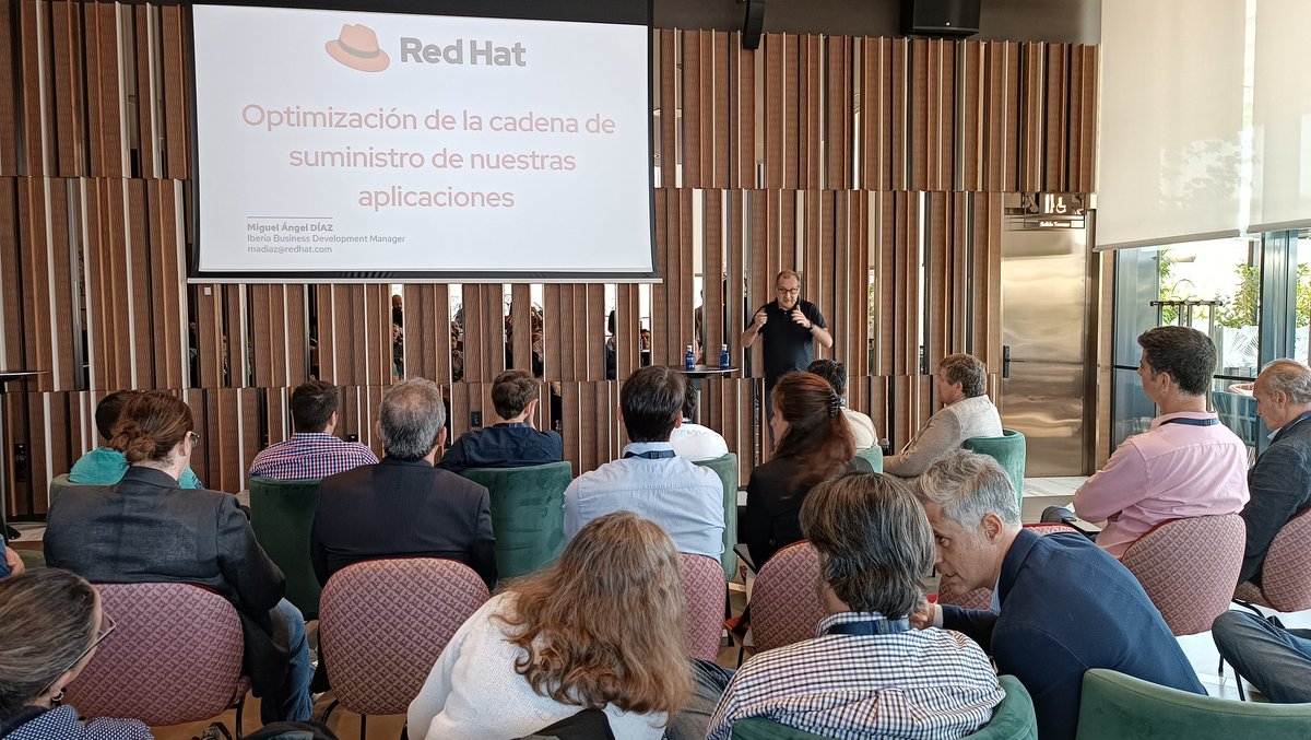 paradigmate's tweet photo. ¿Cómo puede #PlatformEngineering ayudarnos a optimizar la cadena de suministros de nuestras aplicaciones? Tenemos la suerte de que nos lo está explicando en el #TechBrunch @madiazvilla, responsable de Negocio de @RedHatIberia 🙌 https://t.co/y8jvOQ5I7X