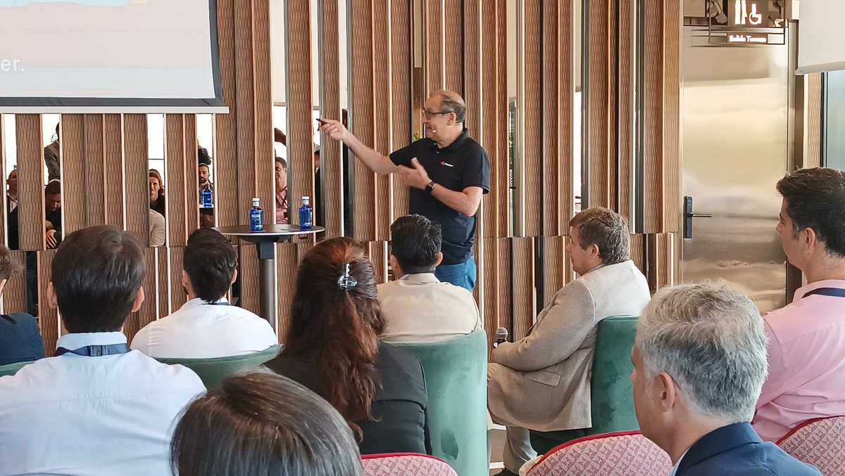 ¿Cómo puede #PlatformEngineering ayudarnos a optimizar la cadena de suministros de nuestras aplicaciones? Tenemos la suerte de que nos lo está explicando en el #TechBrunch <a href="/madiazvilla/">Miguel Angel Diaz</a>, responsable de Negocio de <a href="/RedHatIberia/">Red Hat Iberia</a> 🙌