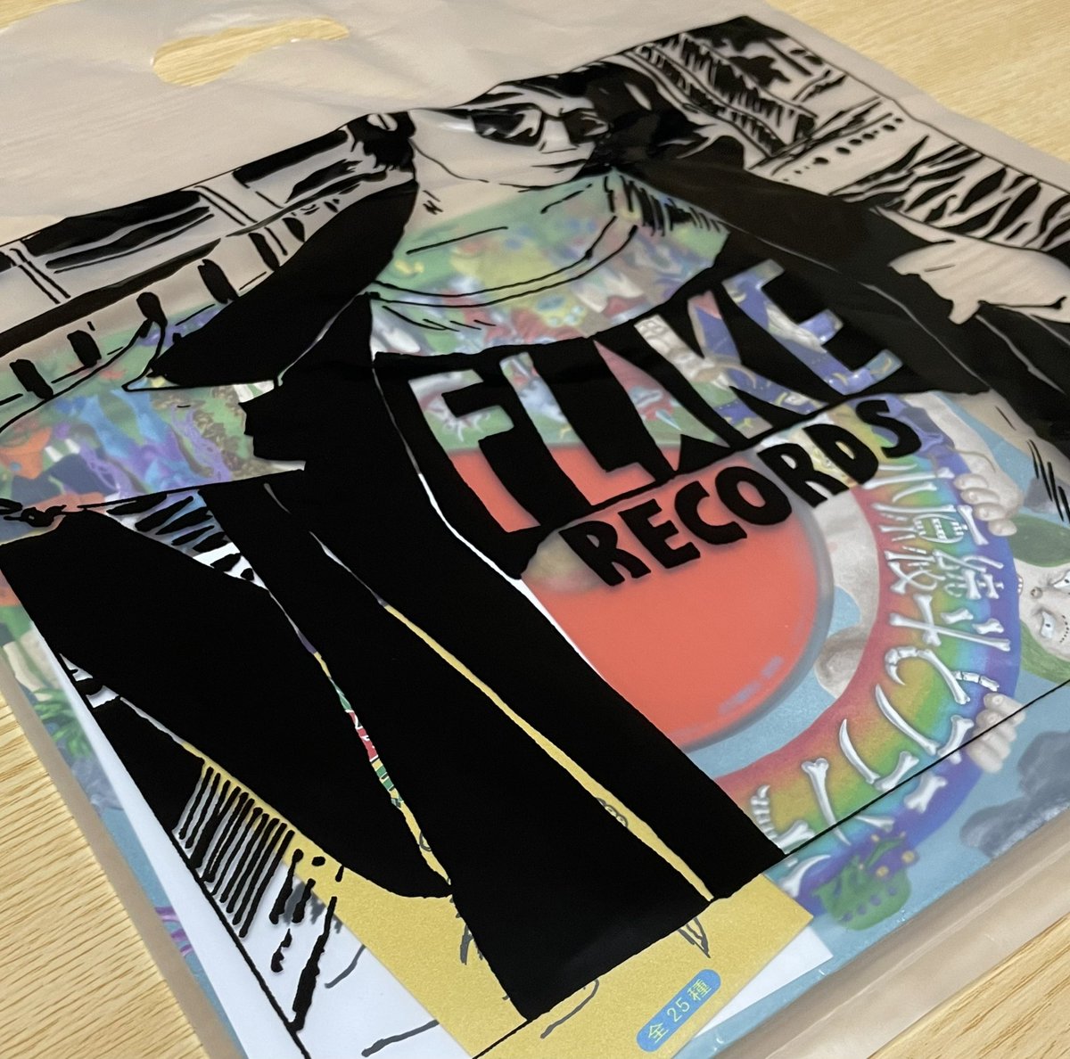 piagnupia's tweet photo. そして予約してあったフランチャイズオーナーを取りにFLAKE RECORDS へ
ドキドキしながら開けた怪人ステッカーは

🐸でした……

私 🐸大嫌いなんですけど🥹w

#小原綾斗とフランチャイズオーナー 
#BADFAMILY https://t.co/AsxWJKXi0x