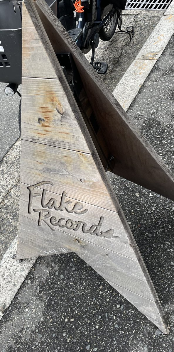 piagnupia's tweet photo. そして予約してあったフランチャイズオーナーを取りにFLAKE RECORDS へ
ドキドキしながら開けた怪人ステッカーは

🐸でした……

私 🐸大嫌いなんですけど🥹w

#小原綾斗とフランチャイズオーナー 
#BADFAMILY https://t.co/AsxWJKXi0x