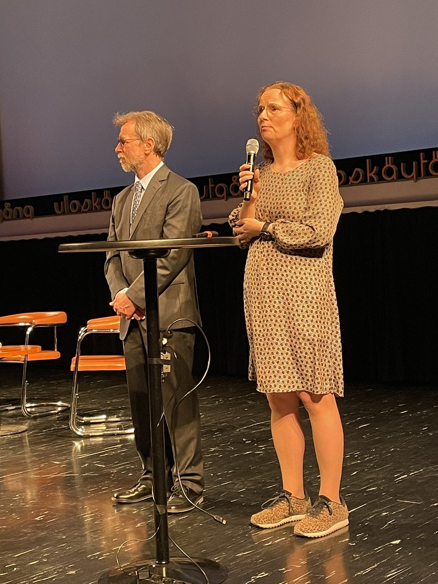 minnahieta's tweet photo. #Äyräpääsymposiumi on avattu. Miten tiede toimii rokotteena ja lääkkeenä kriiseissä? Siitä me saamme kuulla tänään. Kun perustajamme Matti Äyräpään kaltaisia renessanssi-ihmisiä ei enää synny, nyt tehtävään tarvitaan ammattilaisten yhteisö, pohti meidän pääsihteeri @Metsapaivi. https://t.co/lknG9Kd5OE