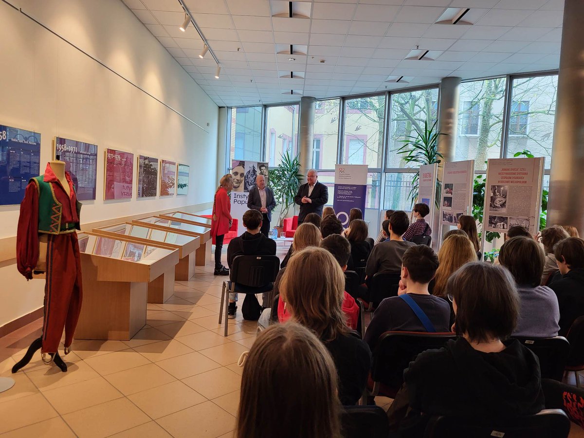 RGorzow's tweet photo. Międzynarodowy Dzień Romów w WiMBP im. Z. Herberta razem z @RGorzow https://t.co/8aS2xUJ6EQ