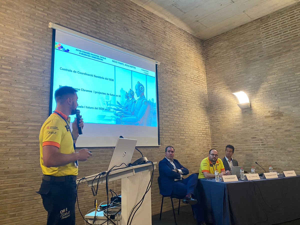 semgencat's tweet photo. @SoCMUE 💬Albert Gual, sotscap #SEM, aborda l’estat actual de funcionament de la Central de Coordinació Sanitària (#CECOS) i les eines que ofereix per gestionar la demanda, la consultoria i els recursos. També ha fet referència als futurs projectes de software vinculats amb la #CECOS 📞. https://t.co/dpRXDXkAy8