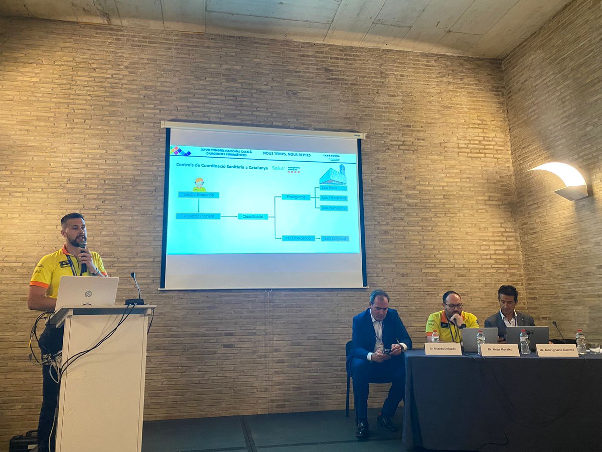semgencat's tweet photo. @SoCMUE 💬Albert Gual, sotscap #SEM, aborda l’estat actual de funcionament de la Central de Coordinació Sanitària (#CECOS) i les eines que ofereix per gestionar la demanda, la consultoria i els recursos. També ha fet referència als futurs projectes de software vinculats amb la #CECOS 📞. https://t.co/dpRXDXkAy8