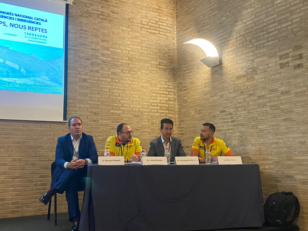 semgencat's tweet photo. @SoCMUE 💬Albert Gual, sotscap #SEM, aborda l’estat actual de funcionament de la Central de Coordinació Sanitària (#CECOS) i les eines que ofereix per gestionar la demanda, la consultoria i els recursos. També ha fet referència als futurs projectes de software vinculats amb la #CECOS 📞. https://t.co/dpRXDXkAy8