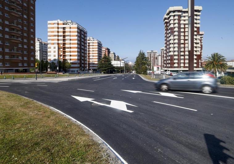 Padrelard0's tweet photo. Una más del ayuntamiento de @gijon
- carril derecho obligado a girar a la derecha ✅
- carril central puede girar derecha y seguir recto 🤨
- carril izquierdo puede girar a la derecha y seguir recto 🥴 https://t.co/pA76FTHNHq