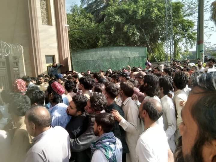IslamabadViews's tweet photo. #MasterTiles's owner #SheikhMehmood had spent nearly 200 crores on his daughter's wedding in 2020. The same Sheikh has not paid 4000 workers their hard earned money in the last 4 months. 4000 workers' daughters & sons won't even have 200 rupees to spend on this #Eid. Raise Voice! https://t.co/aTTtCKkwy1